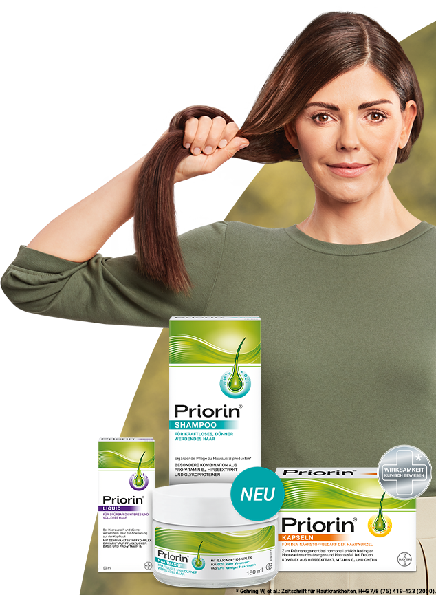 Frau mit Produktverpackung Aspirin® Plus C